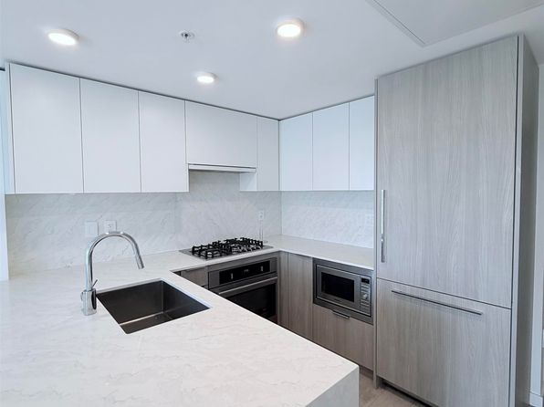 2 bedroom rental in Surrey — photo 3