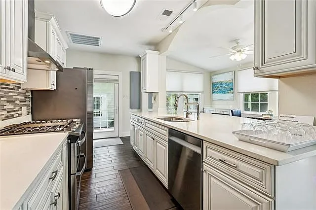 418 Lafitte St — Photo 10