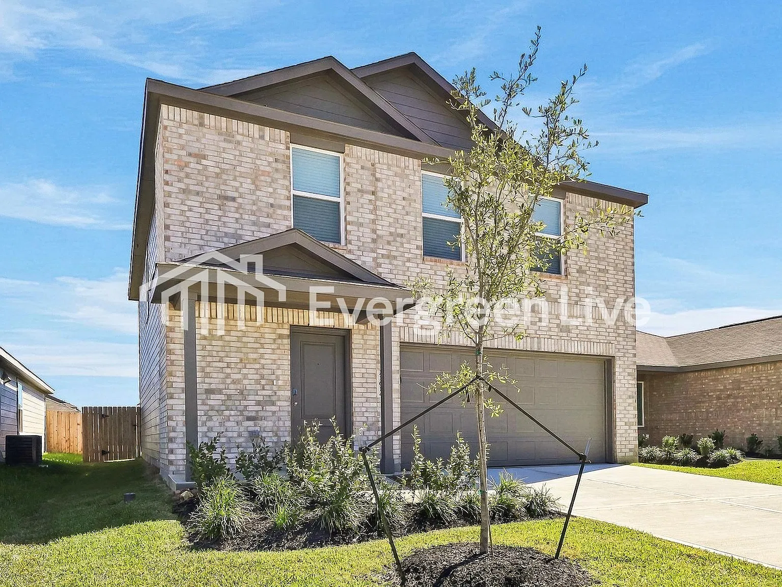 4 bed, 2.5 bath, 1979 sqft, $1,995 — Photo 2