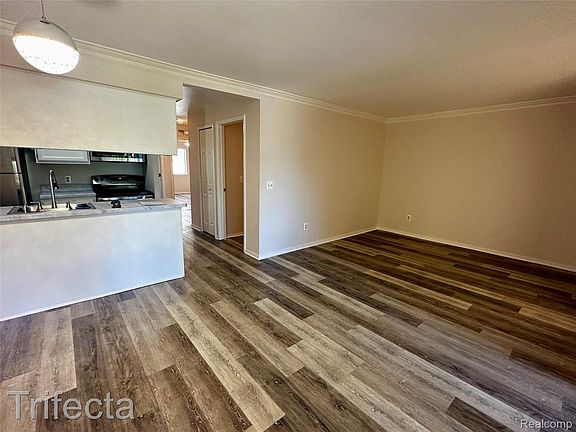4th image of 16404 Clarkson Dr