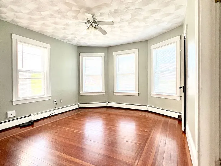 89 Rochambeau Ave — Photo 5