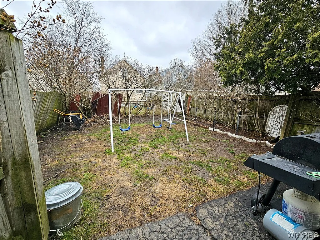 2 bed, 1.5 bath, 1697 sqft, $925 — Photo 3