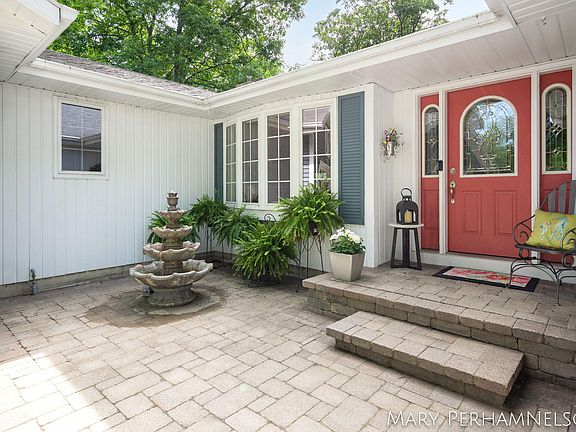 2nd image of 6689 Knollview Dr