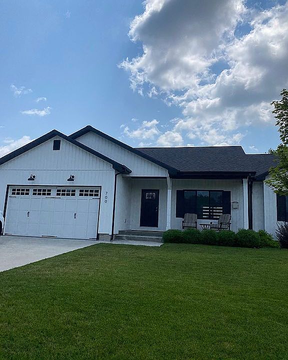 1st image of 700 Oakwood Dr