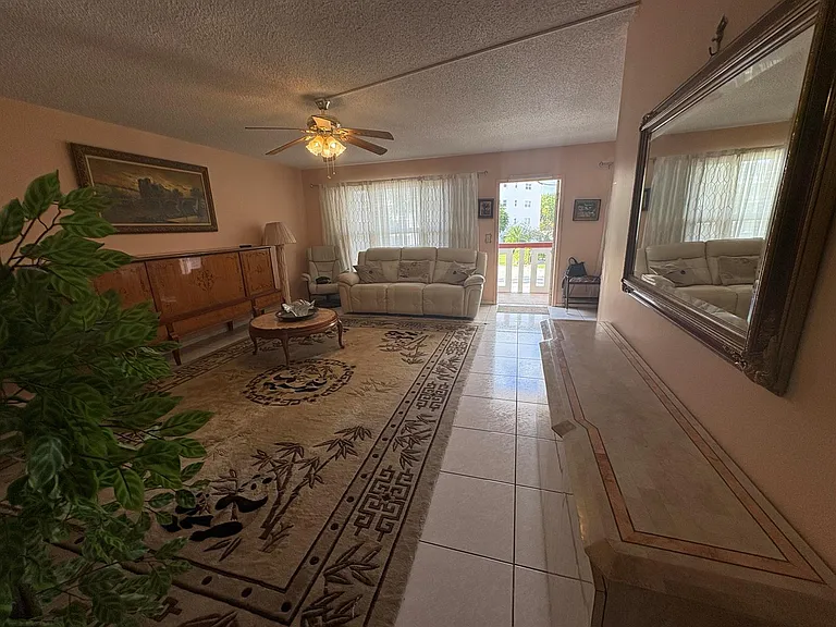 202 Greenbrier Cir #C — Photo 6