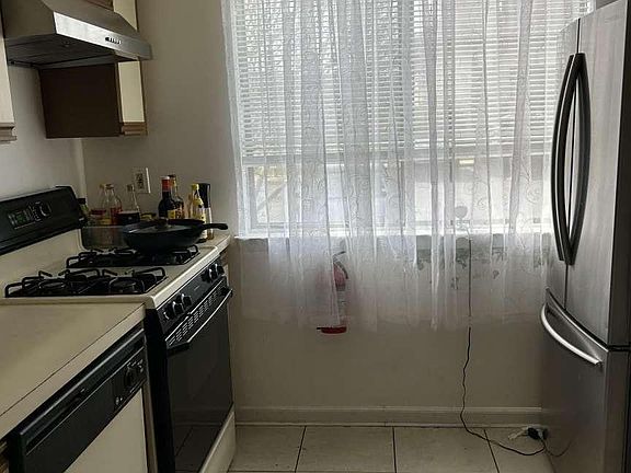 3rd image of 189 Hampshire Dr