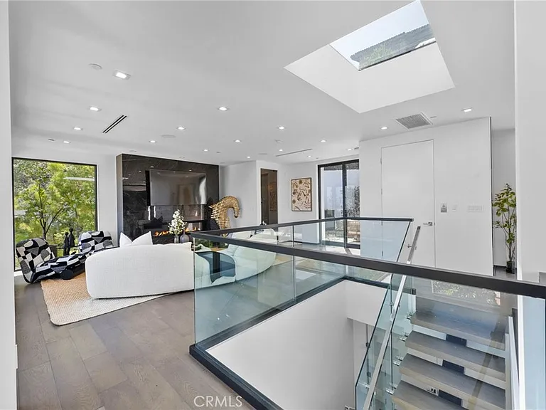 2033 Glencoe Way — Photo 19