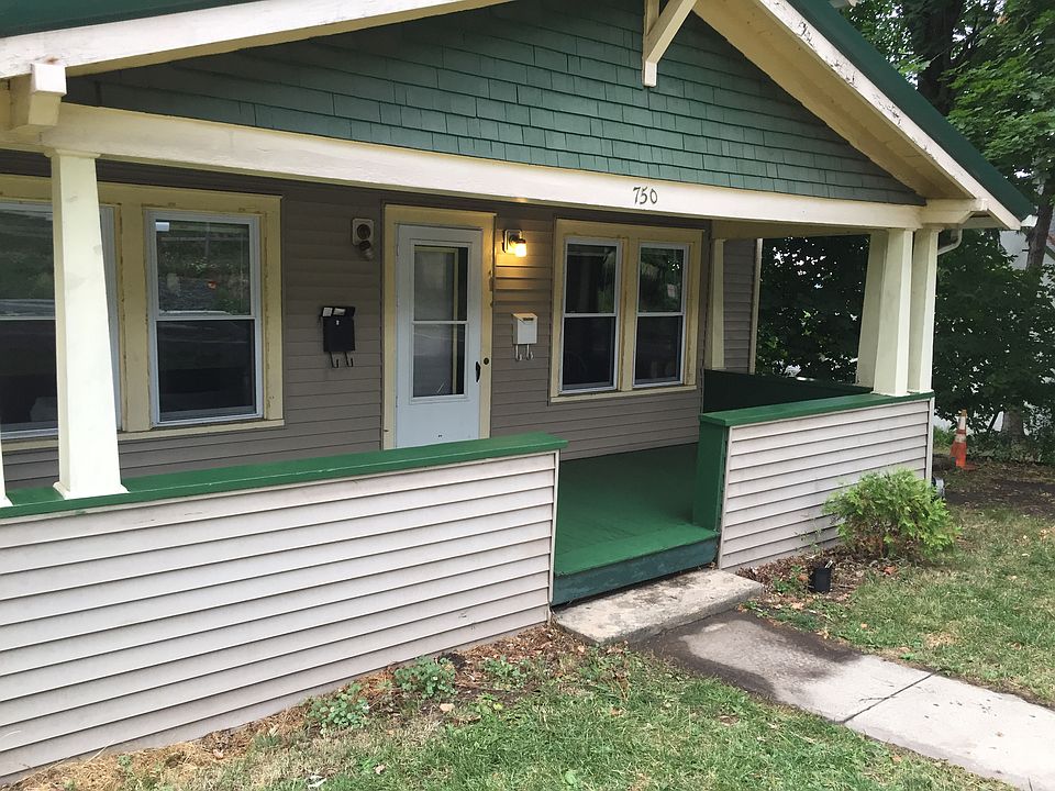 Upstairs apartment at 750 South Aurora Street. Close to Ithaca College, Cornell, and walkable to downtown Ithaca.