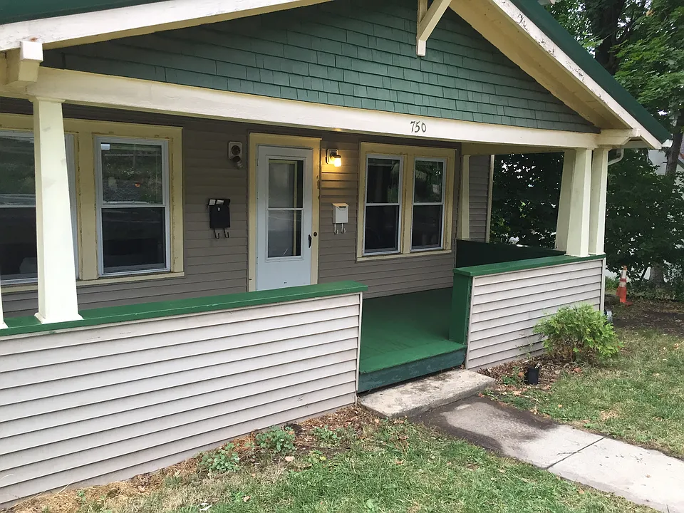 Upstairs apartment at 750 South Aurora Street. Close to Ithaca College, Cornell, and walkable to downtown Ithaca.