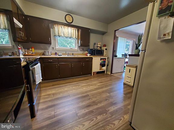 4th image of 15 Almond Ave