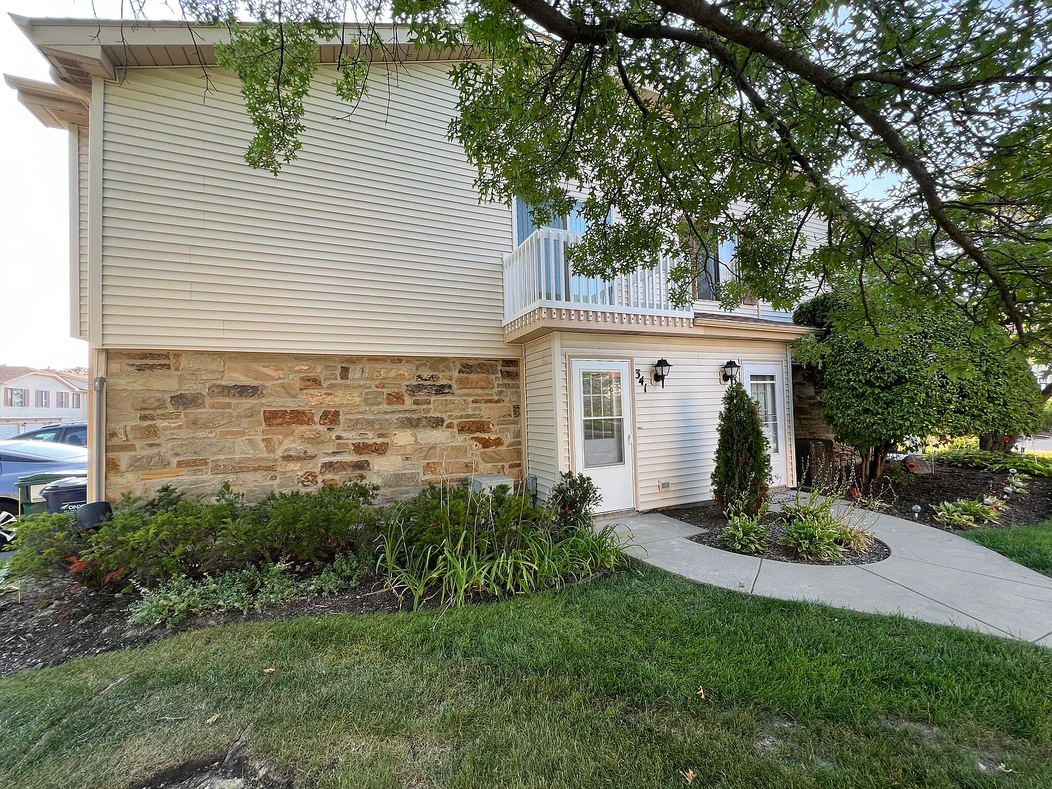 3 bed, 1125 sqft, $2,400 — Photo 2