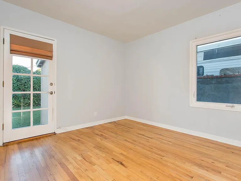 2654 Granville Ave — Photo 11