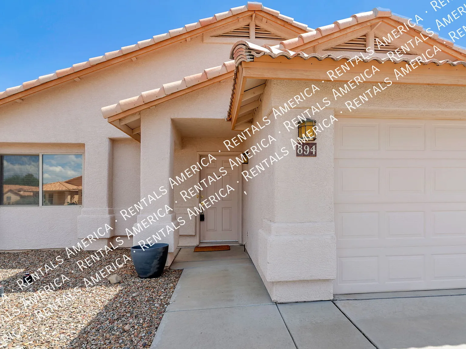 Large 3 bedroom, 2 bath with large yard, 3 car garage! — Photo 4