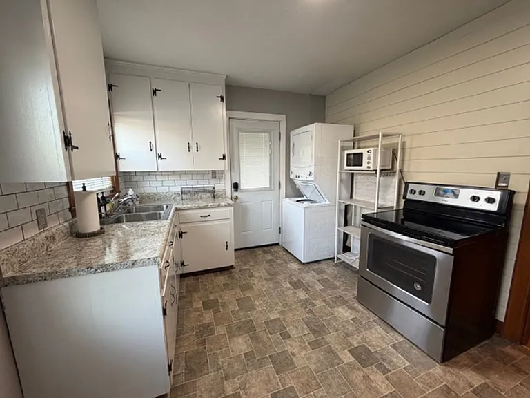 1330 Highland Ave NW — Photo 7