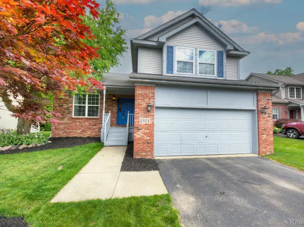 2523 Ravineside Ln N, Howell, MI 48843