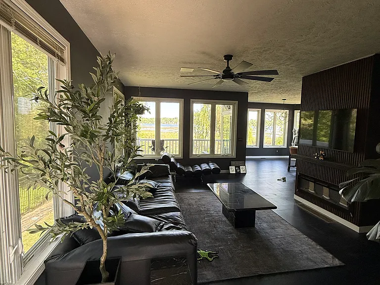 15507 Outer Dr — Photo 1