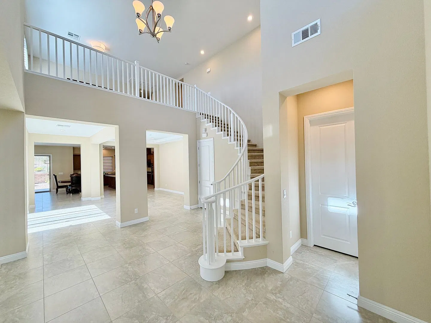 Huge & Grand 5 bedroom home in Summerlin! — Photo 3