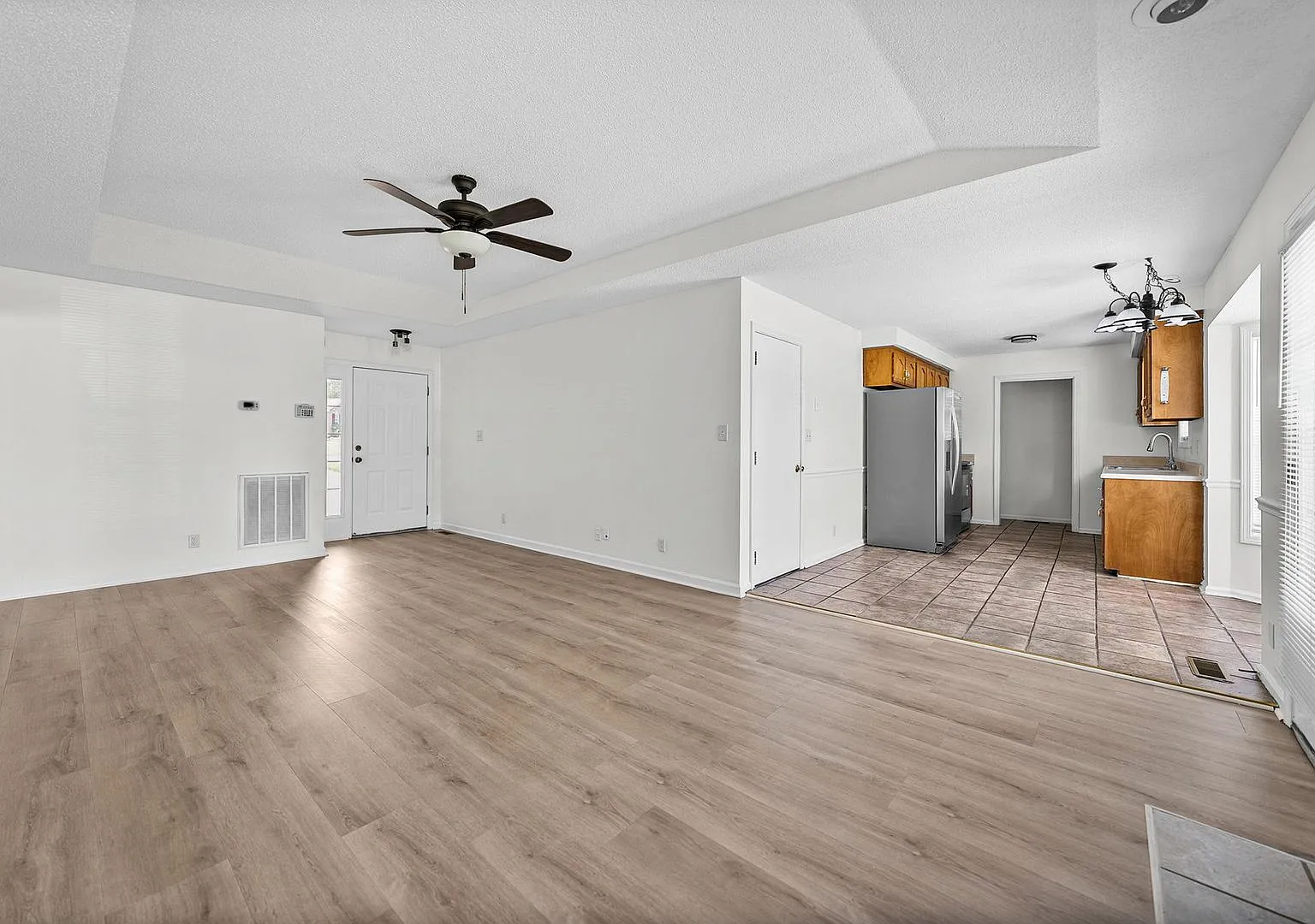 409 Sandburg Dr — Photo 4