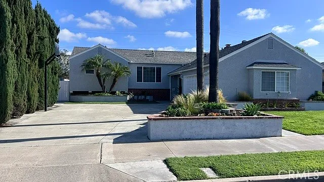 2253 E Belmont Pl — Photo 2