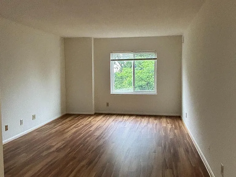 8370 Greensboro Dr #422 — Photo 10