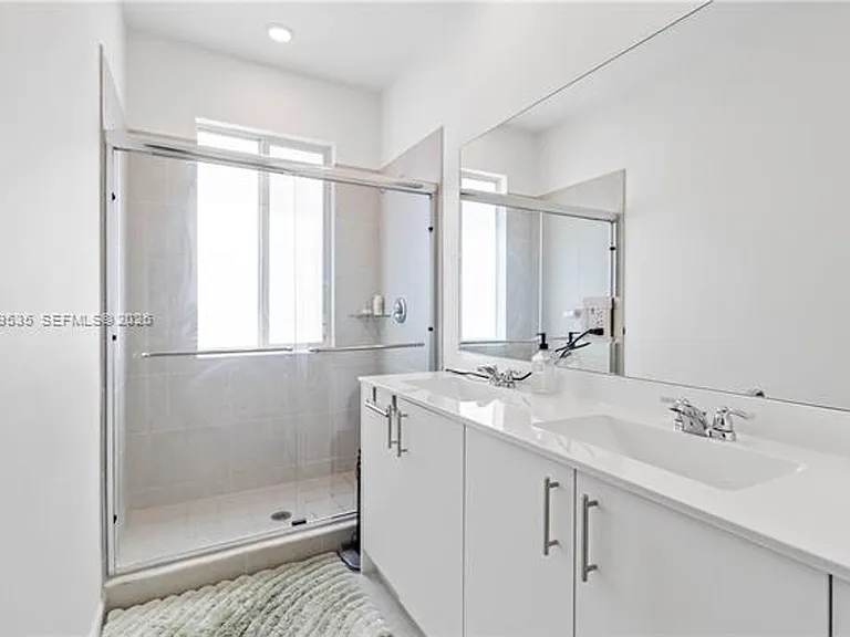 760 SE 13th Ct #Townhouse 760 — Photo 5