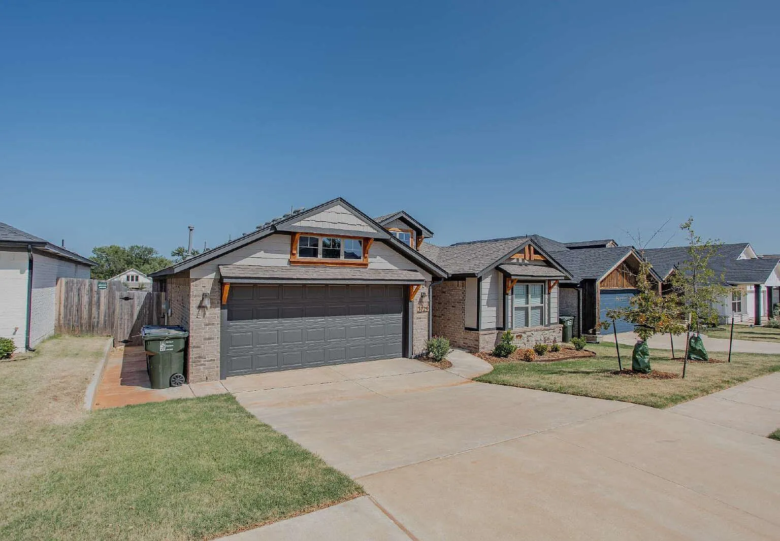 3 bed, 2.0 bath, 2136 sqft, $2,300 — Photo 3