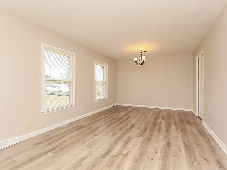 2406 Hillmont Dr — Photo 9