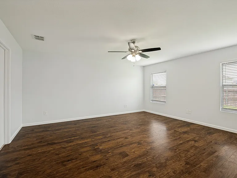 708 Claiborn Ln — Photo 5