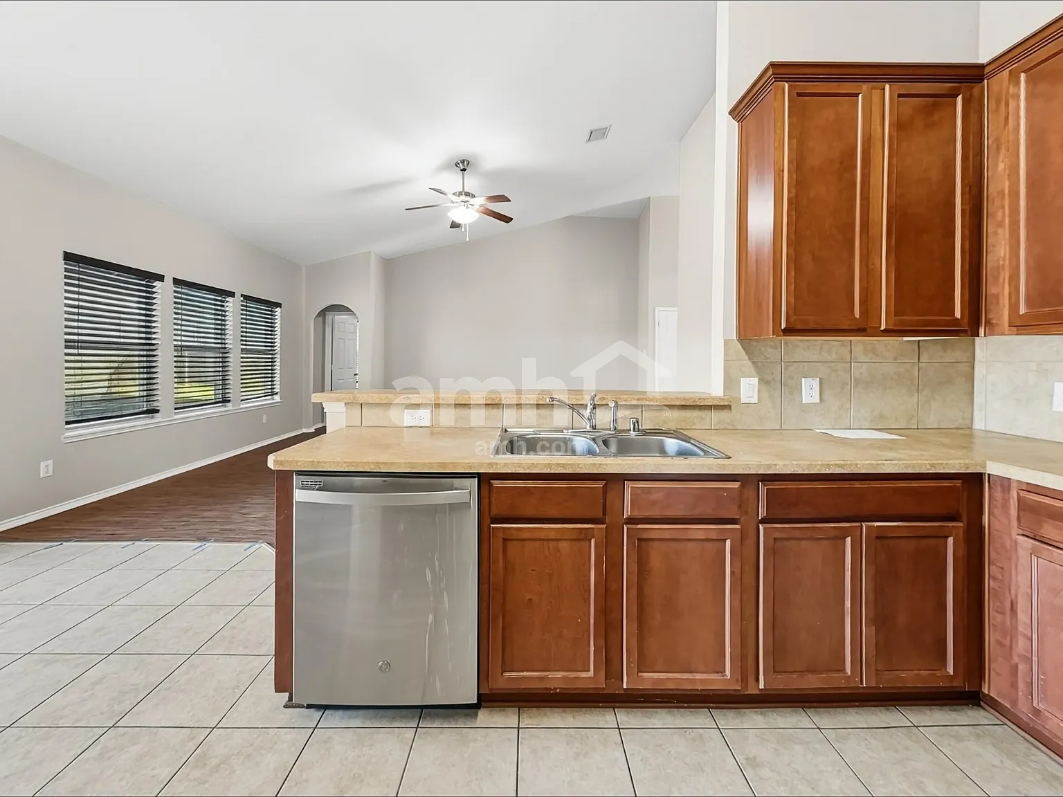3 bed, 2.0 bath, 2118 sqft, $2,125 — Photo 4