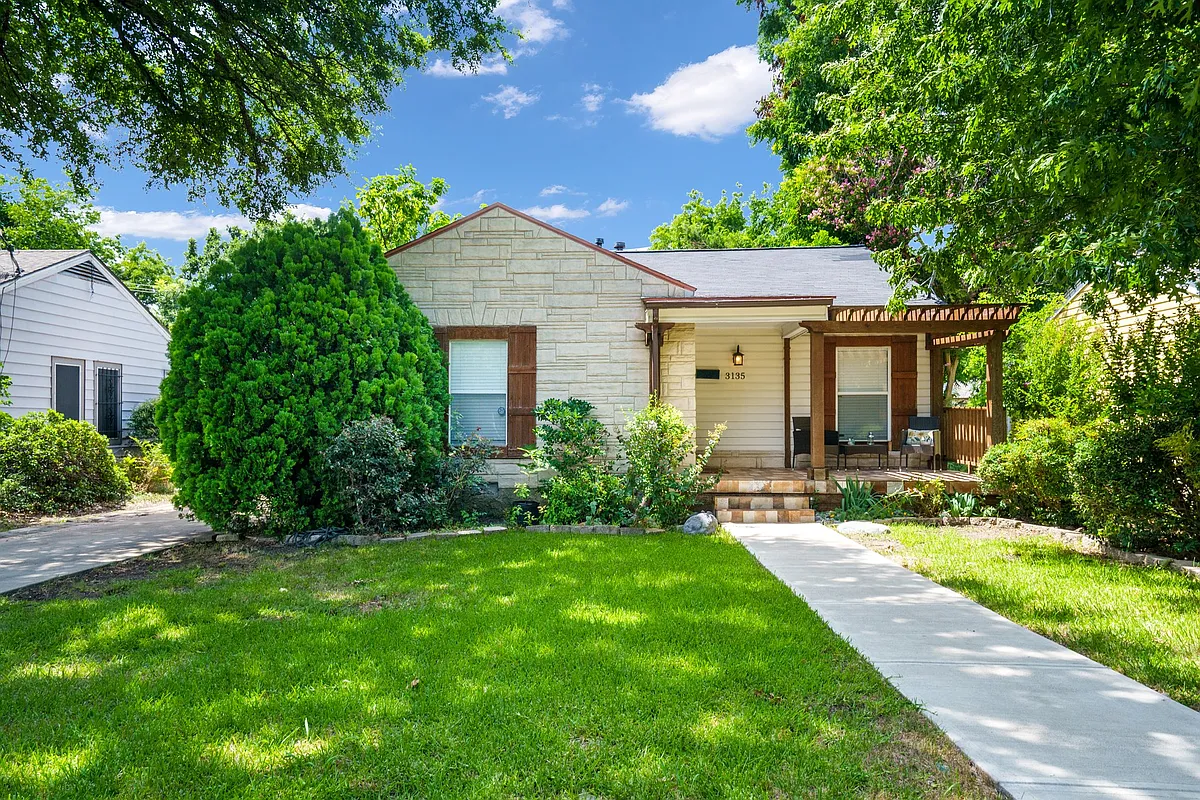 Building Photo - 3135 Hedgerow Dr