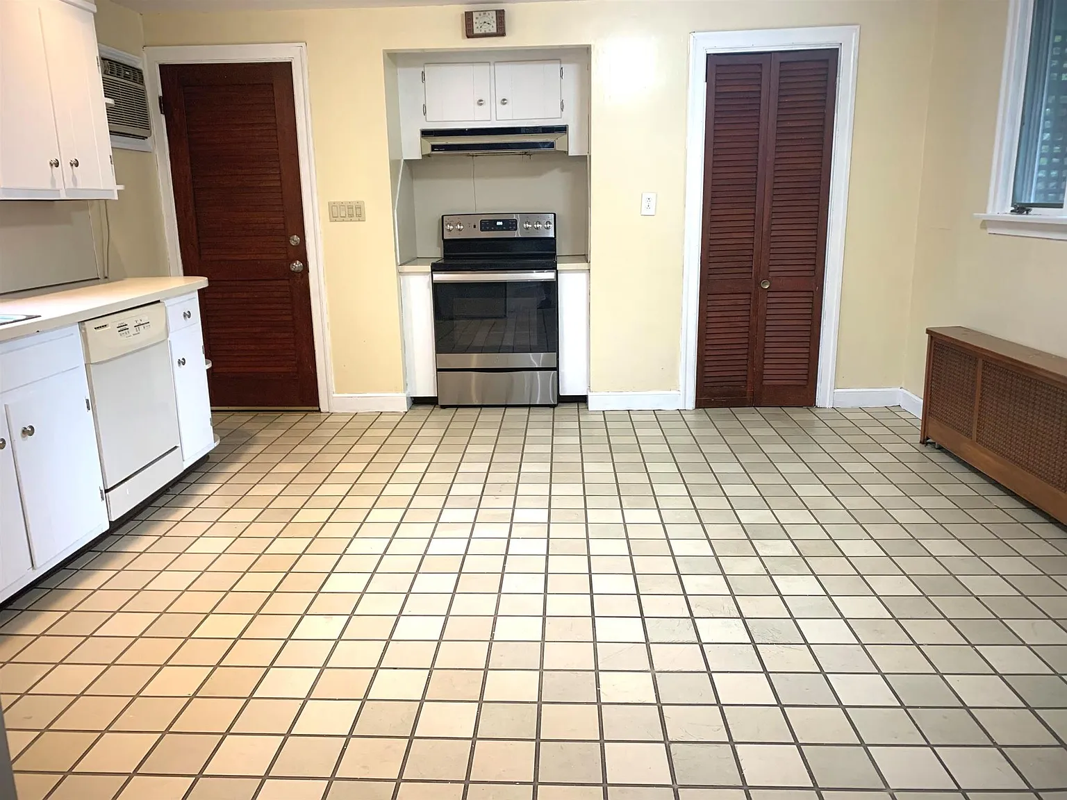 4 bed, 1638 sqft, $3,300 — Photo 4