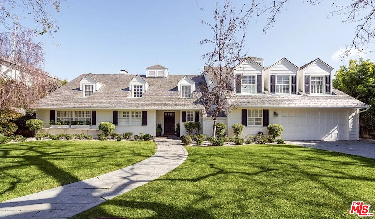 6 bed, 5.5 bath, 5240 sqft, $30,000 — Photo 1