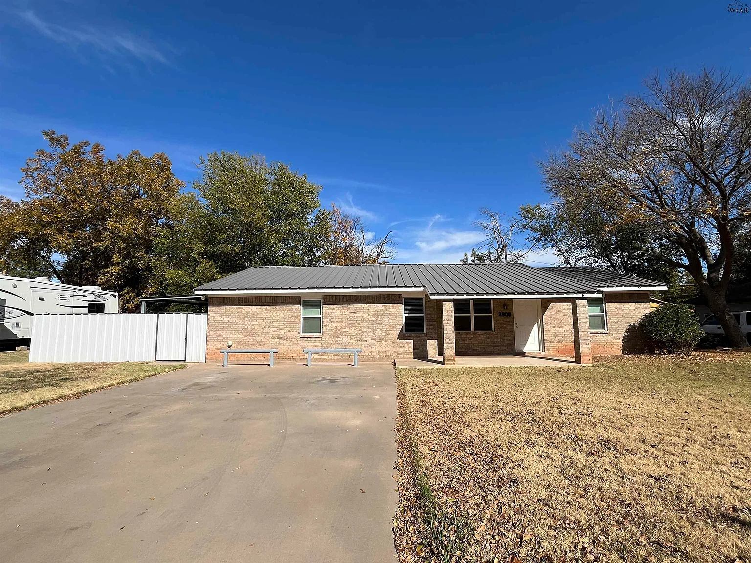 3 bed, 2.0 bath, 1352 sqft, $1,550 — Photo 1
