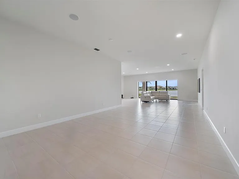 818 SE Courances Dr — Photo 2