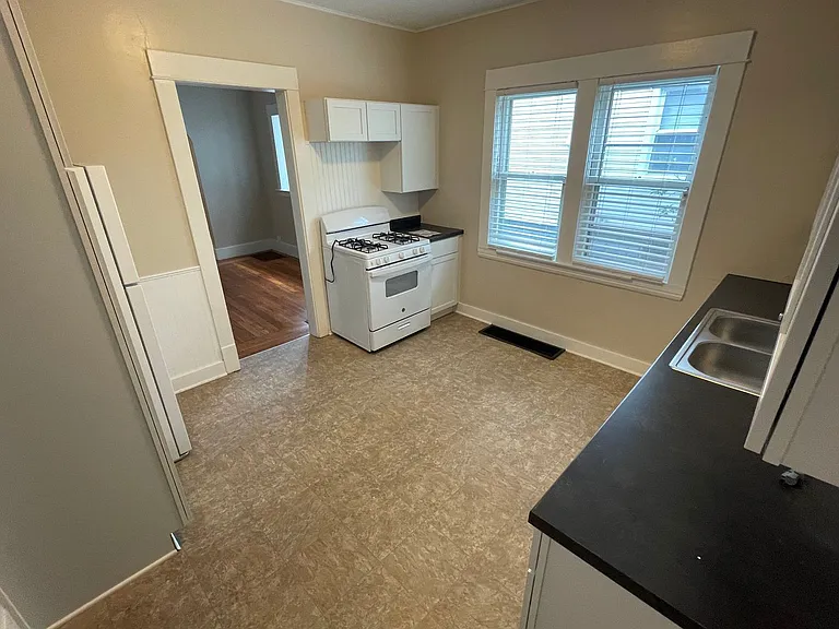 1041 Davis Ave NW — Photo 1
