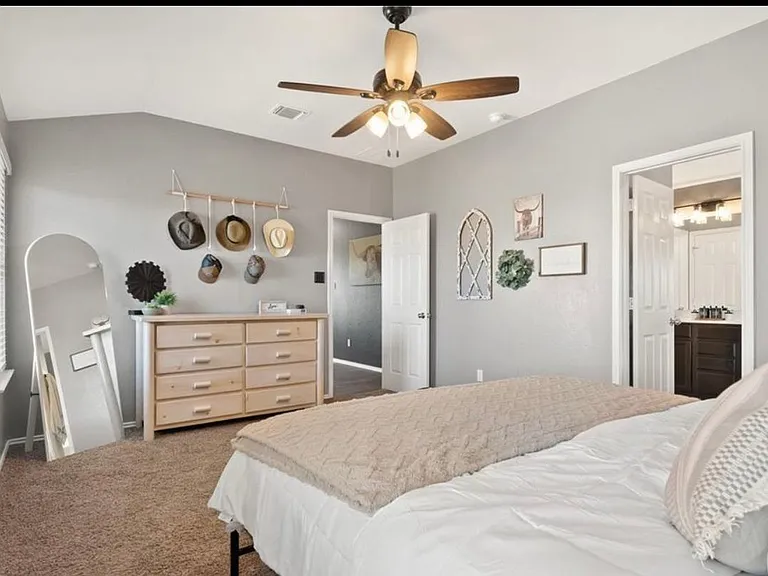 8702 Stonehollow Dr — Photo 6