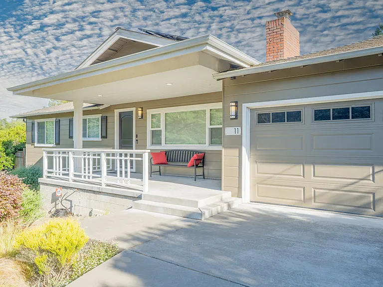 11 Edgewood Ct — Photo 2