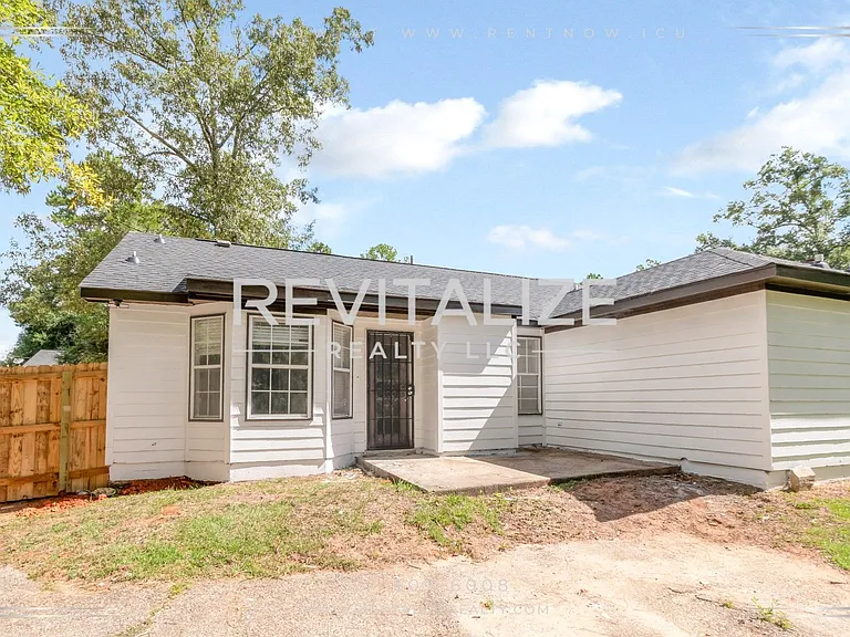 6513 Victoria Pl S — Photo 3