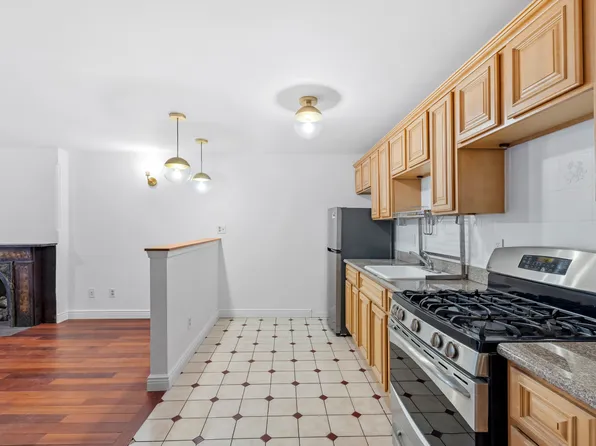 463 Saint John's Place image 4 of 8