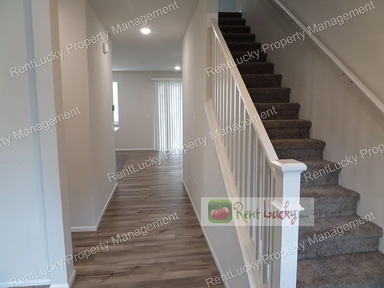 2816 Laurel Loop — Photo 4