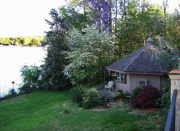 Roundhouse Great Rental Income!