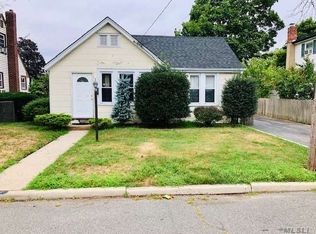 31 Willis Ave, Merrick, NY 11566