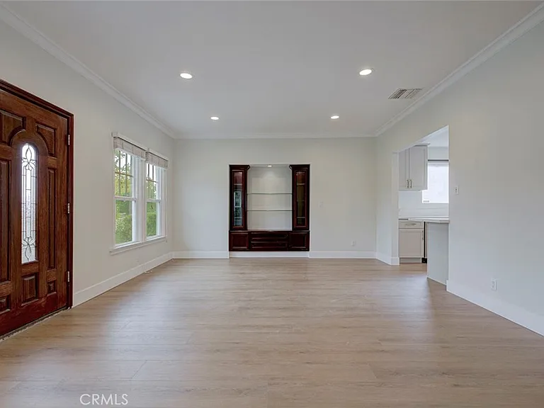 1333 Western Ave — Photo 3