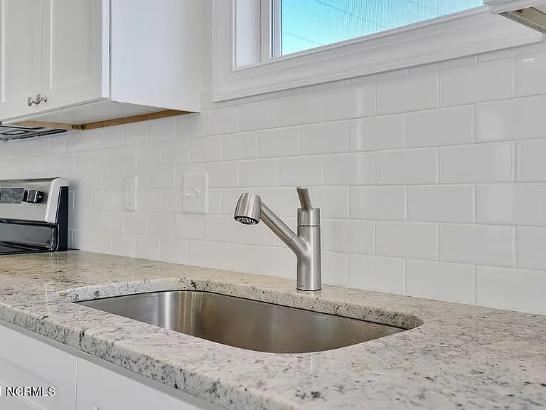 1007 Campbell St — Photo 15