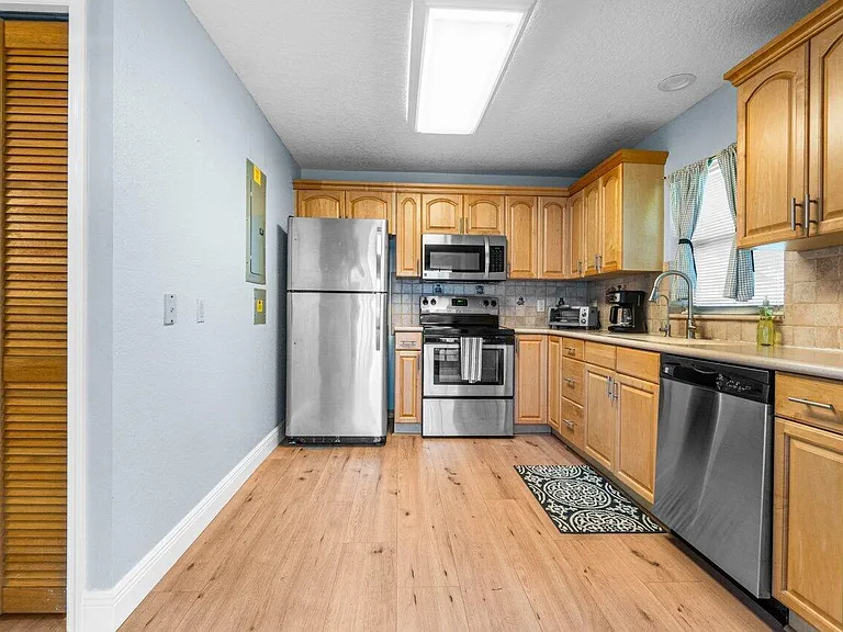 3303 Custer Ave — Photo 23