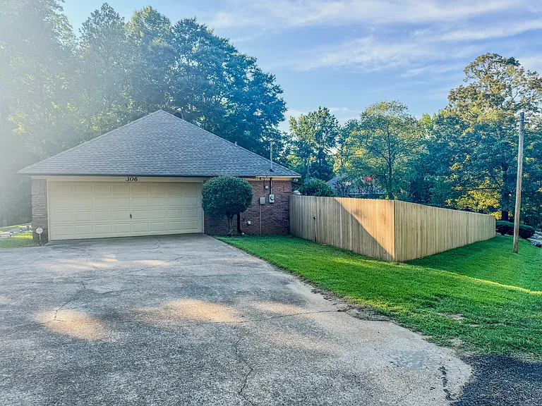 306 Oak Ridge Cir — Photo 5
