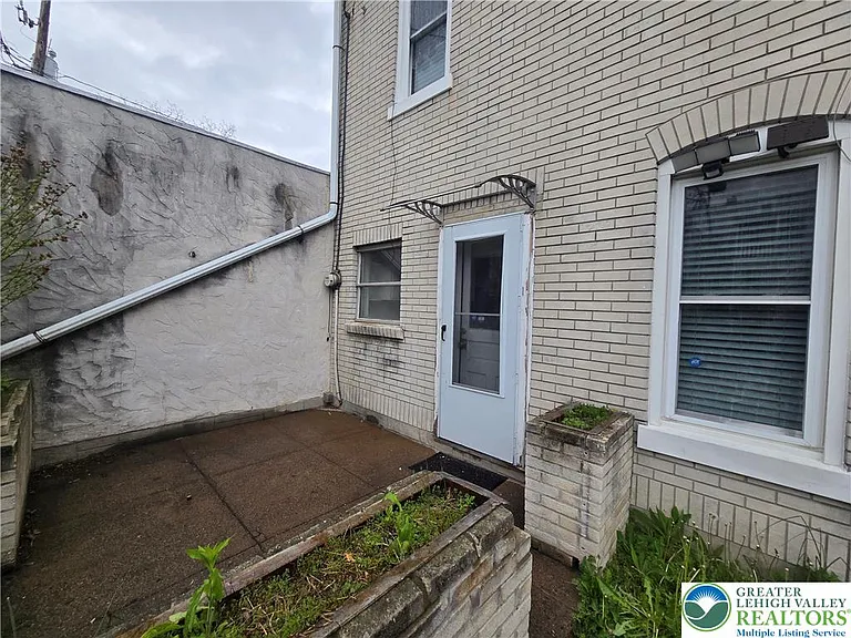 1437 Webster St — Photo 11