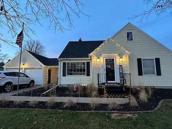 1706 Circle Dr E, Clinton, IA 52732