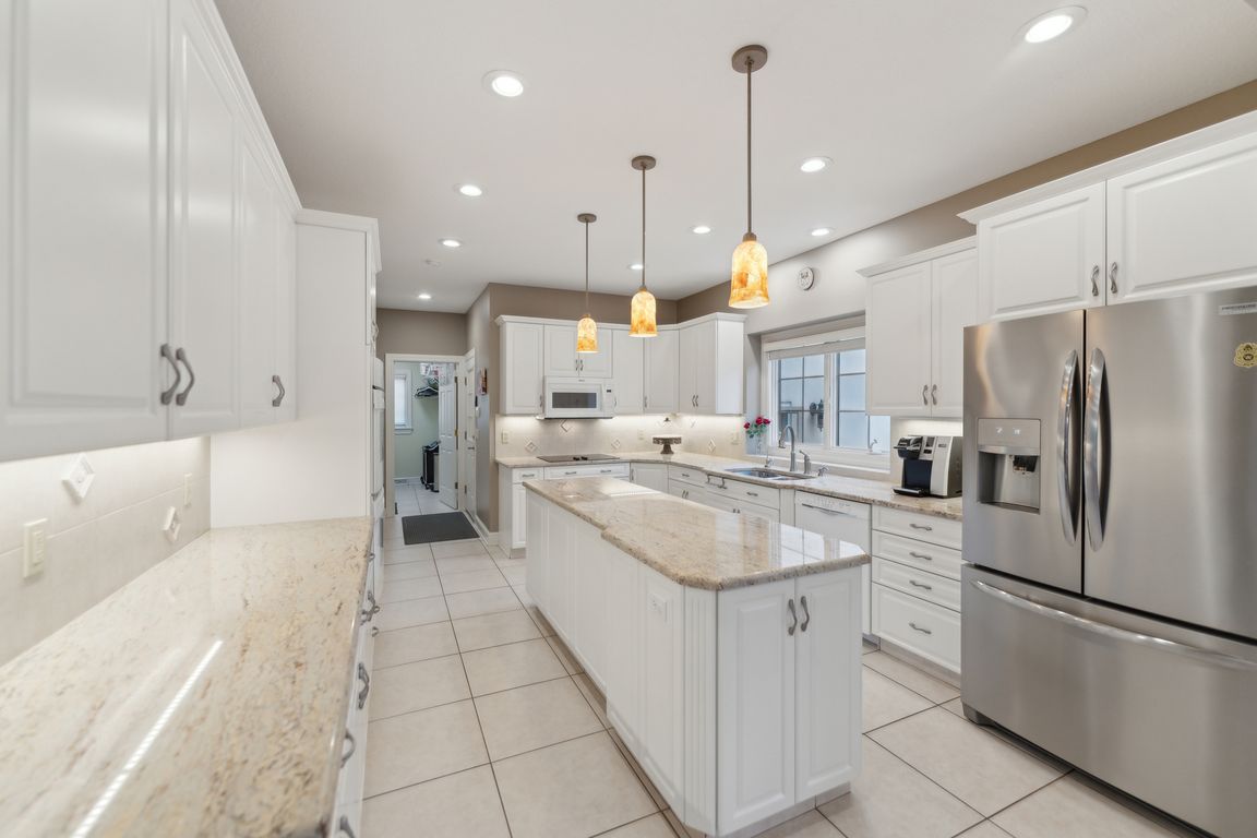 Villa Rosa Dr-1104-024.jpg