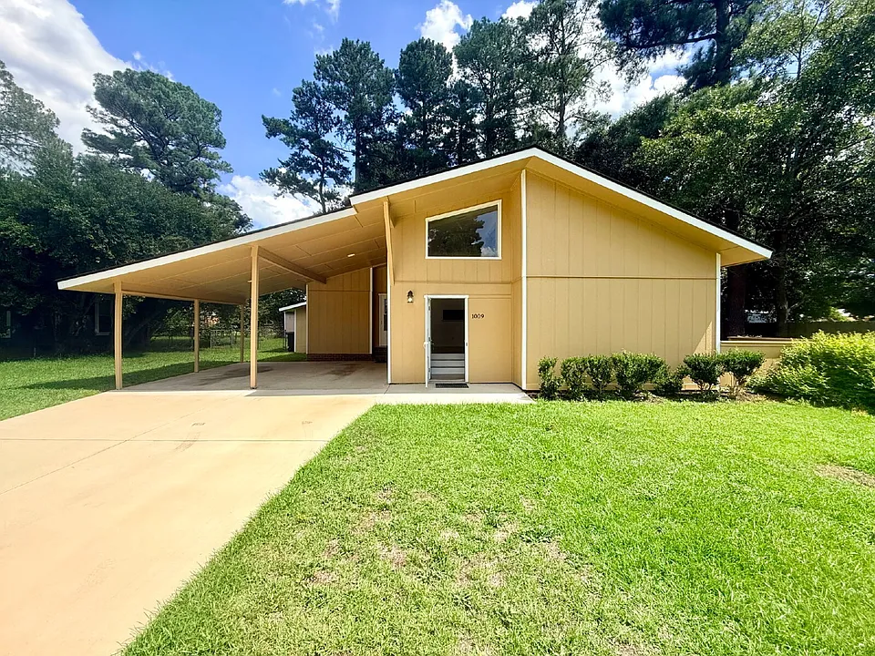 1009 Louisburg Pl